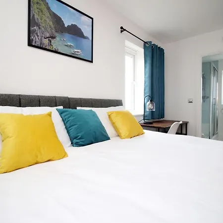 Delft - Spacious Home, High Speed Wi-fi, Free Parking, Terrace * Swindon