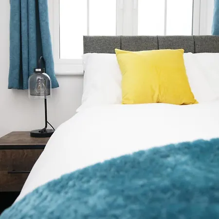 Delft - Spacious Home, High Speed Wi-fi, Free Parking, Terrace Holiday home Swindon