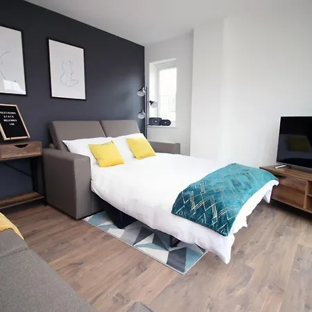Holiday home Delft - Spacious Home, High Speed Wi-fi, Free Parking, Terrace Swindon