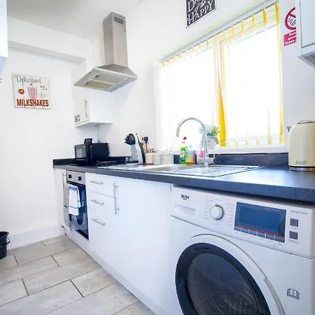 Longfield - Free Parking Apartment Swindon