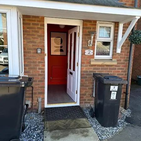 Ferienhaus Orchard House - Suitable For Both Family And Business Travellers, Walk In Distance To Pubs, Restaurants, Supermarket, Free Wifi & Free Parking, Outdoor Garden Swindon