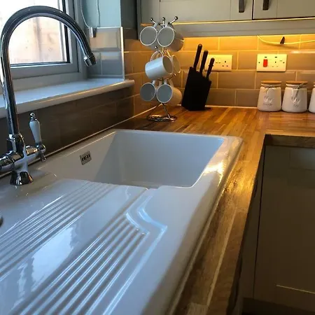 Edinburgh Street - Beautiful House With Free Parking And Wifi, Equipped With Comfy Furnitures *
