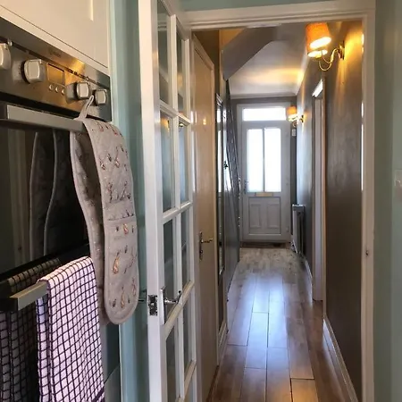 Holiday home Edinburgh Street - Beautiful House With Free Parking And Wifi, Equipped With Comfy Furnitures