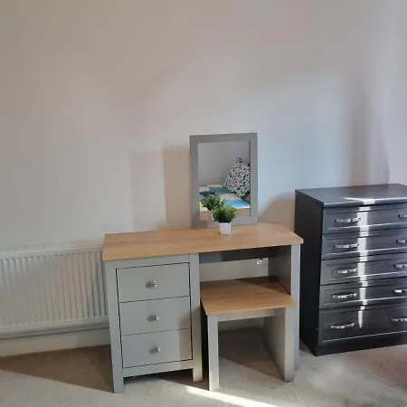 A Spacious And Hearty 2bd * Swindon