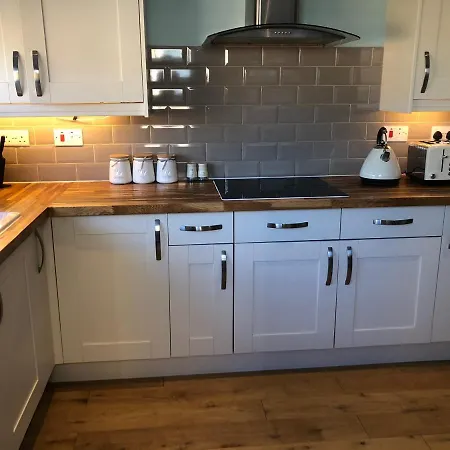 Holiday home Edinburgh Street - Beautiful House With Free Parking And Wifi, Equipped With Comfy Furnitures Swindon