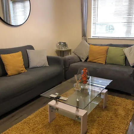 Edinburgh Street - Beautiful House With Free Parking And Wifi, Equipped With Comfy Furnitures