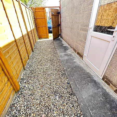 Edinburgh Street - Beautiful House With Free Parking And Wifi, Equipped With Comfy Furnitures Swindon