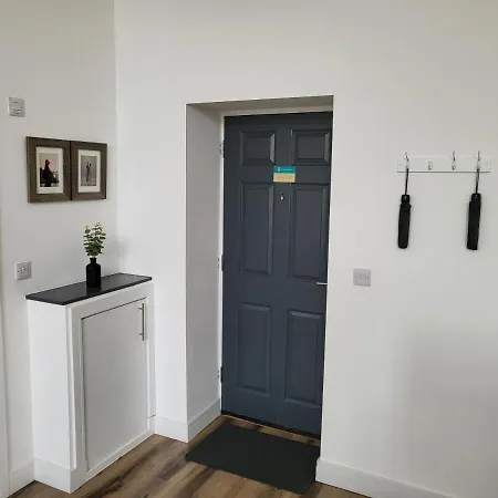 Apartment Burkhardt Hall- Parking Included- Sleeps 4 Swindon