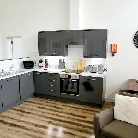 Burkhardt Hall- Parking Included- Sleeps 4 Apartment *