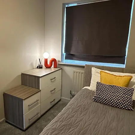 Orchard House - Suitable For Both Family And Business Travellers, Walk In Distance To Pubs, Restaurants, Supermarket, Free Wifi & Free Parking, Outdoor Garden * Swindon