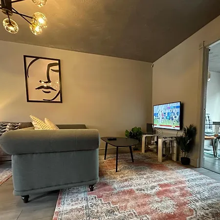 Orchard House - Suitable For Both Family And Business Travellers, Walk In Distance To Pubs, Restaurants, Supermarket, Free Wifi & Free Parking, Outdoor Garden
