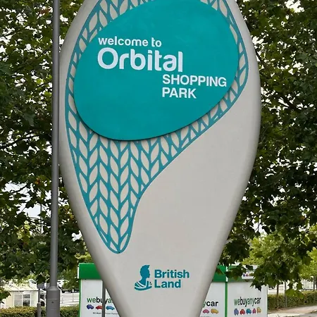 Orchard House - Suitable For Both Family And Business Travellers, Walk In Distance To Pubs, Restaurants, Supermarket, Free Wifi & Free Parking, Outdoor Garden * Swindon