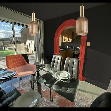 Ferienhaus Orchard House - Suitable For Both Family And Business Travellers, Walk In Distance To Pubs, Restaurants, Supermarket, Free Wifi & Free Parking, Outdoor Garden Swindon