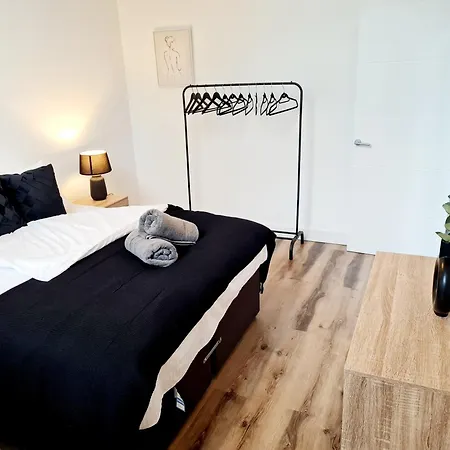Burkhardt Hall- Parking Included- Sleeps 4 Apartment