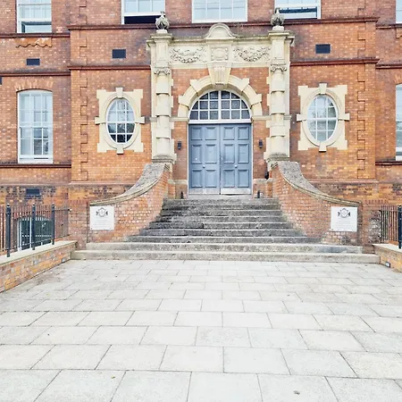 Burkhardt Hall- Parking Included- Sleeps 4 Apartment *