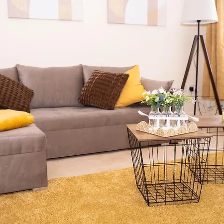 Yellow Haven Spacious Quiet Free Parking Sleeps 7 *
