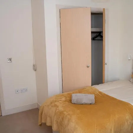 Yellow Haven Spacious Quiet Free Parking Sleeps 7 Apartment Swindon