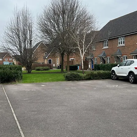 Yellow Haven Spacious Quiet Free Parking Sleeps 7 * Swindon