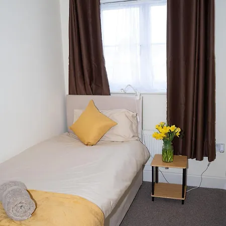 Yellow Haven Spacious Quiet Free Parking Sleeps 7 Apartment *