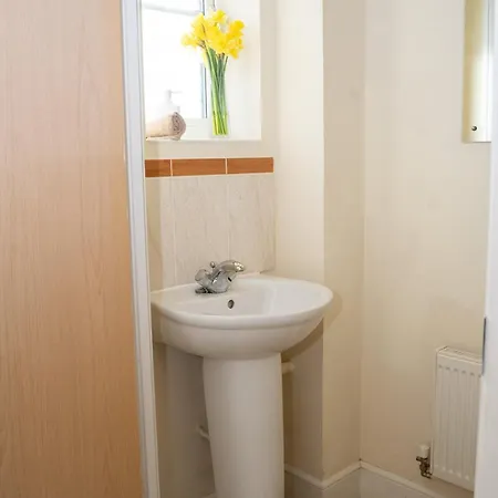 Yellow Haven Spacious Quiet Free Parking Sleeps 7 Apartment