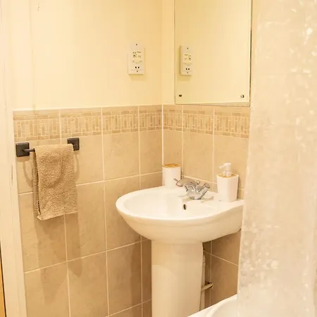 Yellow Haven Spacious Quiet Free Parking Sleeps 7 Apartment *