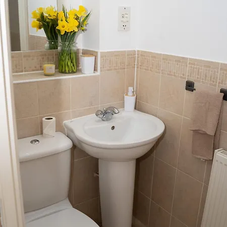Apartment Yellow Haven Spacious Quiet Free Parking Sleeps 7 *