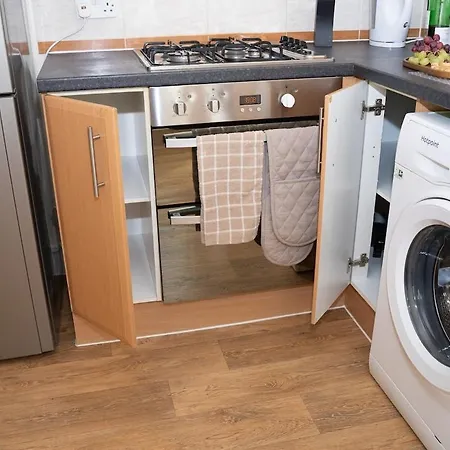 Yellow Haven Spacious Quiet Free Parking Sleeps 7 Apartment Swindon