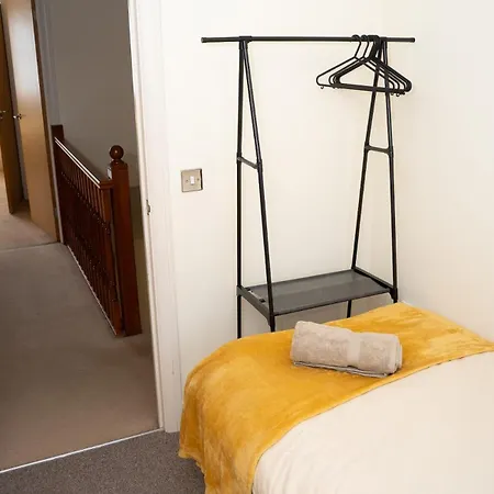 Yellow Haven Spacious Quiet Free Parking Sleeps 7 * Swindon