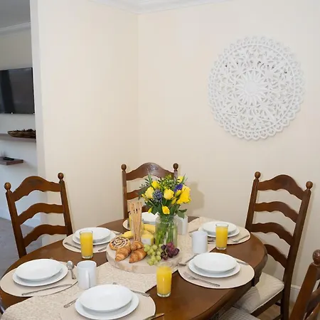 Yellow Haven Spacious Quiet Free Parking Sleeps 7 Apartment