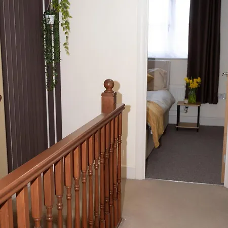 Yellow Haven Spacious Quiet Free Parking Sleeps 7 Swindon