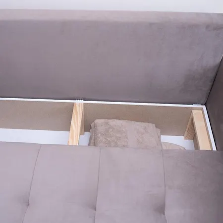 Yellow Haven Spacious Quiet Free Parking Sleeps 7 Apartment