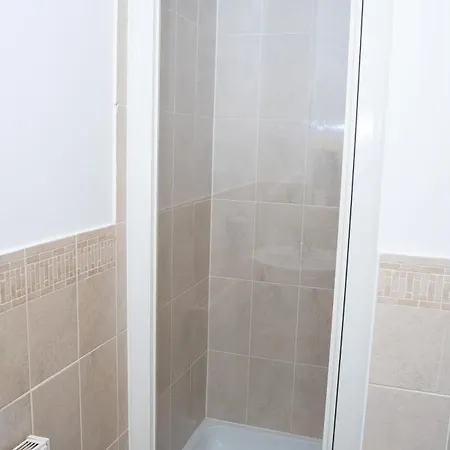 Apartment Yellow Haven Spacious Quiet Free Parking Sleeps 7