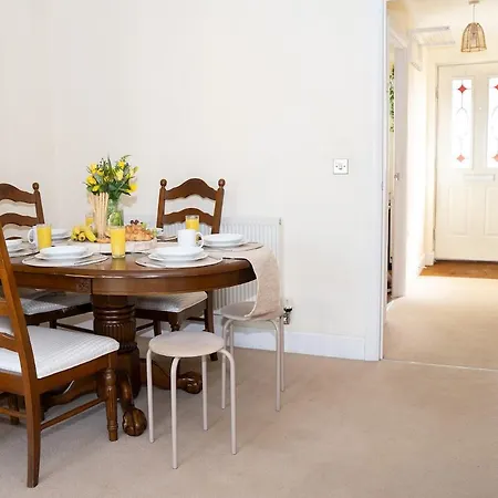 Yellow Haven Spacious Quiet Free Parking Sleeps 7 *
