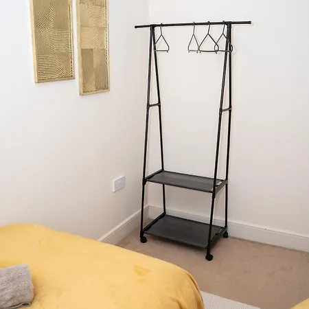 Apartment Yellow Haven Spacious Quiet Free Parking Sleeps 7