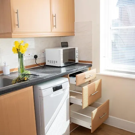 Yellow Haven Spacious Quiet Free Parking Sleeps 7 Apartment *