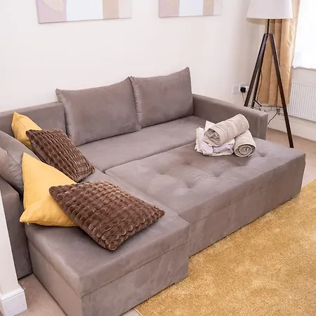 Yellow Haven Spacious Quiet Free Parking Sleeps 7 Apartment Swindon