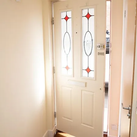 Yellow Haven Spacious Quiet Free Parking Sleeps 7 * Swindon