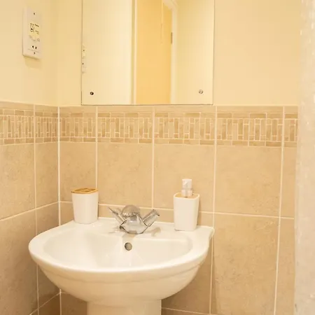 Yellow Haven Spacious Quiet Free Parking Sleeps 7