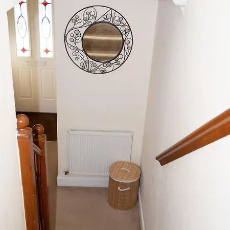 Yellow Haven Spacious Quiet Free Parking Sleeps 7 *
