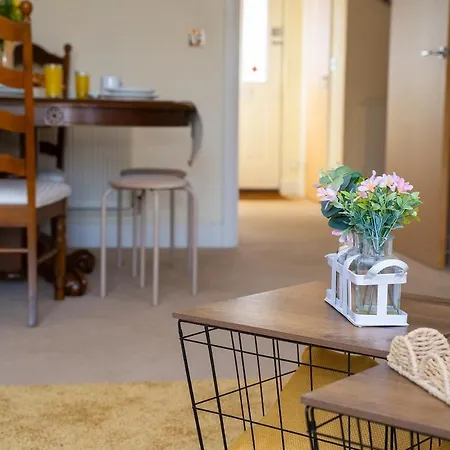 Yellow Haven Spacious Quiet Free Parking Sleeps 7 Swindon