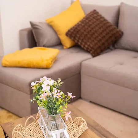 Yellow Haven Spacious Quiet Free Parking Sleeps 7 * Swindon
