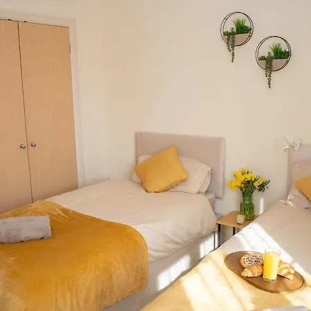 Apartment Yellow Haven Spacious Quiet Free Parking Sleeps 7 *