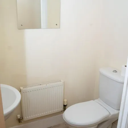Yellow Haven Spacious Quiet Free Parking Sleeps 7 Swindon