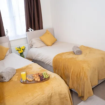 Apartment Yellow Haven Spacious Quiet Free Parking Sleeps 7 *