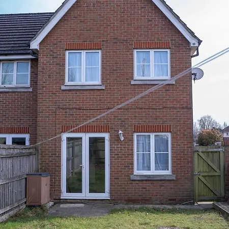 Yellow Haven Spacious Quiet Free Parking Sleeps 7 * Swindon
