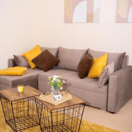 Yellow Haven Spacious Quiet Free Parking Sleeps 7 Apartment *