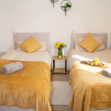 Apartment Yellow Haven Spacious Quiet Free Parking Sleeps 7 Swindon