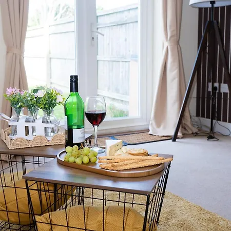 Yellow Haven Spacious Quiet Free Parking Sleeps 7 Apartment *