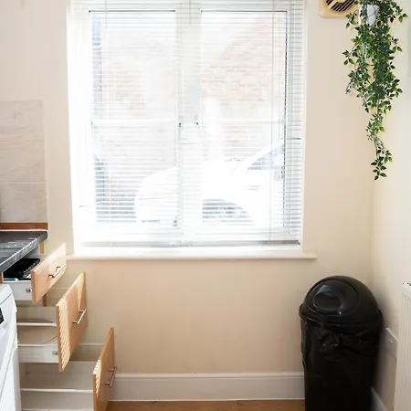 Yellow Haven Spacious Quiet Free Parking Sleeps 7 Apartment *