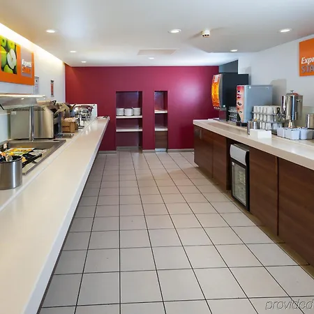 Express West By Ihg Hotel 3*